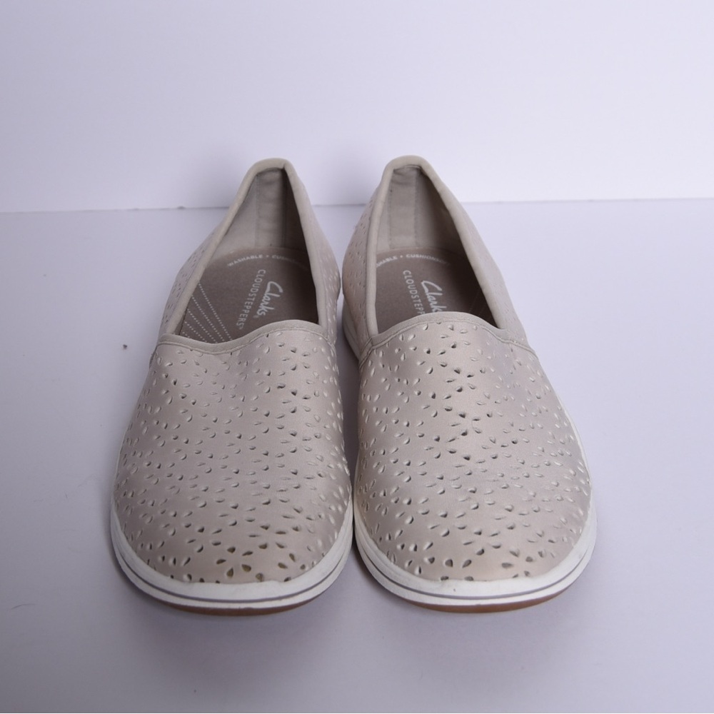 Clark's women's slip on shoes taupe size 8W with floral laser cut‎ detail - Picture 3 of 8